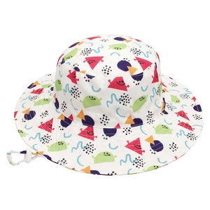 Dettaglio del motivo a cartoni colorati su cappello da sole per bambini con cinturino bianco