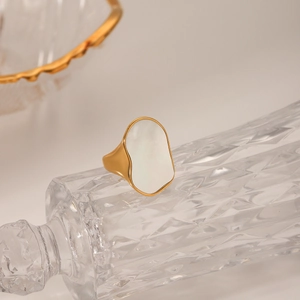 Macro di anello in acciaio inossidabile dorato con inserto in conchiglia su vetro inciso