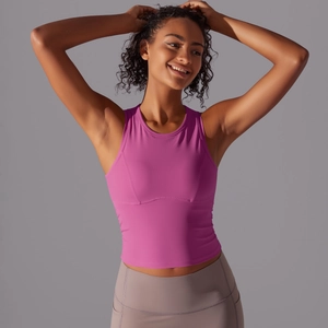 Détail du débardeur de yoga rose rouge montrant le tissu respirant et les coutures de soutien