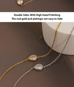 Detailansicht der Tropfen-Zirkonia-Halsketten mit polierter PVD-Goldbeschichtung Finish