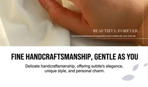 Détail des mains sur un tissu blanc doux pour la bague ajustable en acier inoxydable