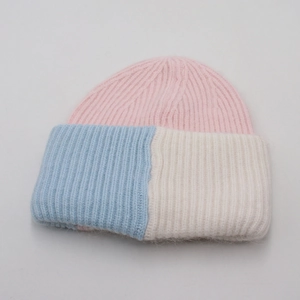 Berretto in maglia a tre colori rosa blu e crema in lana per il calore invernale