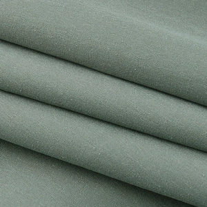 Dettaglio del tessuto dei pantaloni cargo verde salvia con trama in twill di qualità