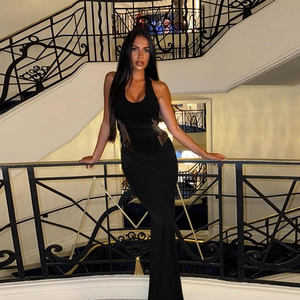 Gros plan sur les détails en dentelle noire d'une robe de soirée sexy à col licou