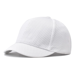 Gorra de béisbol de malla blanca transpirable de ala corta para hombres y mujeres vista lateral