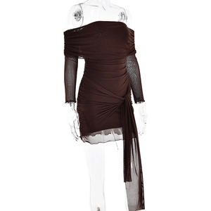 Détail du tissu en maille froncée et du cordon de serrage sur la robe bustier marron