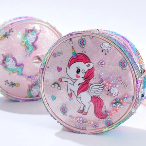 Dettaglio borsa sirena glitter con stampa unicorno, perle e decorazione di paillettes