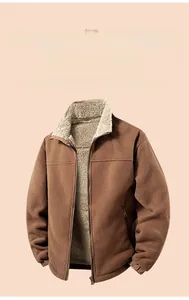Dettaglio giacca in pile marrone con fodera spessa in sherpa e collo a lupetto