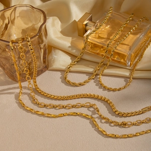 Mehrlagige goldene Punk-Halsketten auf Seide mit luxuriösem ästhetischem Design