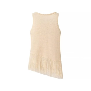 Dettaglio di top in maglia senza maniche beige con orlo irregolare e lunghe frange nappe