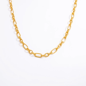 Détail d'un collier chaîne à maillons ovales allongés en acier inoxydable plaqué or 18 carats