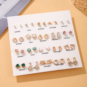 Detail-Set mit 20 Paar Goldohrringen mit Perlen, Kristallen und Türkis-Steckern