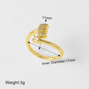 Gedetailleerd overzicht van 18k vergulde letter E ring met zirkoon en 17mm binnendiameter