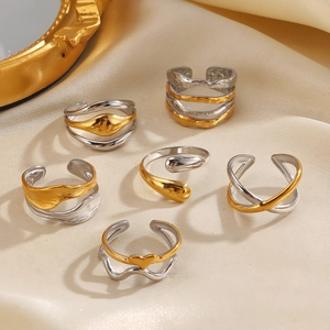 Sechser-Set Gold- und Silberringe mit geometrischen Designs auf Satin-Hintergrund