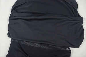 Nahaufnahme von schwarzem Stretch-Strickstoff mit Mesh-Struktur am Kleidungsstück