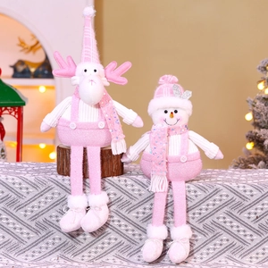 Dettaglio di renne e pupazzi di neve natalizi rosa in peluche con paillettes decorative
