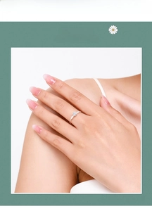Detailed view of an S925 silver ring with 5mm cubic zirconia on a model's hand