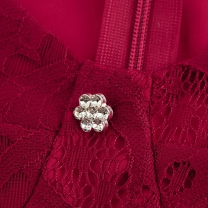 Robe en dentelle rouge foncé élégante avec manches bouffantes et broche fleurie