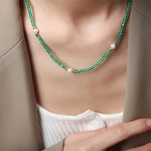 Collier chic avec perles de jade blanc naturel et perles d'eau douce sur mannequin