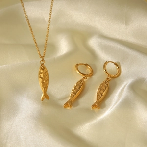 Détail du collier avec pendentif carpe koi en or 18 carats et boucles d'oreilles