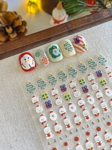 Détail d'autocollants nail art de Noël avec Père Noël et bonhomme de neige