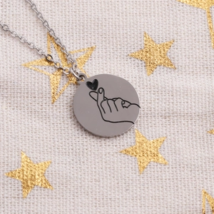 Collier en acier inoxydable argenté avec pendentif rond gravé d'un geste de cœur