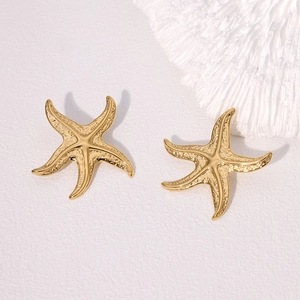 Boucles d'oreilles étoile de mer dorées texturées pour les vacances à la plage et l'été