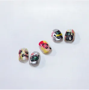 Détail de stickers 3D gaufrés pour ongles avec chat noir et motifs d'arêtes de poisson