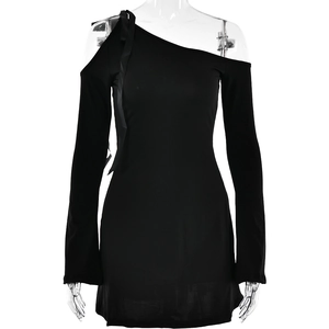 Elegante vestido negro ajustado con un hombro descubierto y cintura alta para mujer