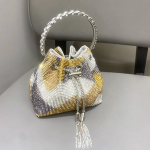 Dettaglio degli strass multicolore e del manico con gemme di questa borsa da sera a secchiello
