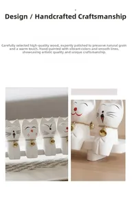Detalle de figuritas de gatos de madera hechas a mano con cuerda de cáñamo y cascabeles oro