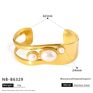 Gros plan d'un bracelet doré en acier inoxydable poli avec des perles et design vague