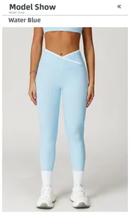 Detail van de yoga broek met hoge taille in waterblauw en witte V-kruis tailleband