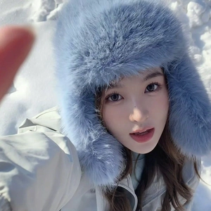 Colbacco azzurro in ecopelliccia da donna con paraorecchie per l'inverno sulla neve