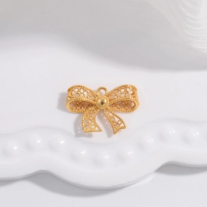 Élégant pendentif nœud doré avec design ajouré texturé et détails perlés délicats