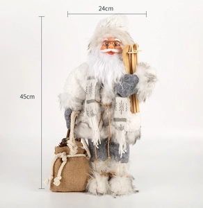 Détail du Père Noël de 45cm avec manteau en fourrure grise, skis en bois et sac cadeau