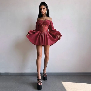 Détail d'une robe bordeaux à épaules dénudées avec corset en dentelle et manches satin