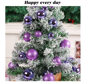 Nahaufnahme von lila matten und glänzenden Weihnachtskugeln an einem schneebedeckten Baum