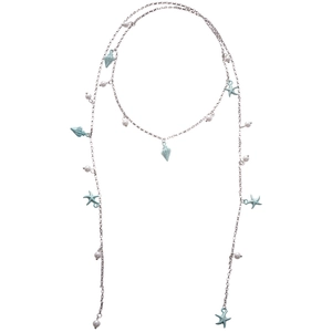 Collier bohème avec étoile de mer bleue, coquillage et perles sur chaîne argentée fond blanc