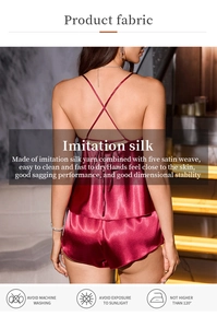 Détail de l'ensemble pyjama en satin bordeaux avec dos croisé et bordure en dentelle