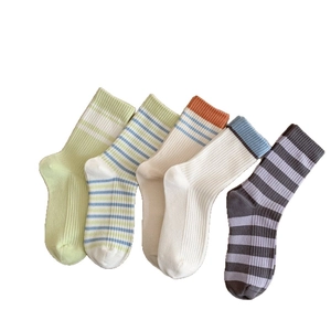 Lot de cinq paires de chaussettes en coton doux avec rayures en couleurs assorties