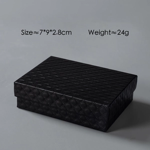 Detalle de caja de regalo negra para joyas con acabado de textura de diamante