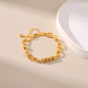 Detailed view of the 18K gold-plated O-chain bracelet with textured oval links and metal beads
