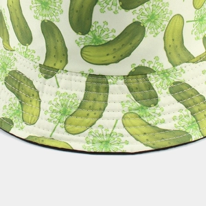 Gros plan sur un bob réversible avec motifs botaniques de concombre et d'aneth