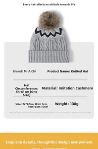 Détail du bonnet en maille avec pompon affichant le poids de 138g et la taille 54-61cm