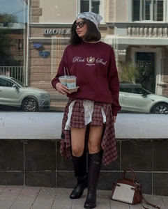 Vue urbaine d'un sweat à capuche bordeaux avec broderie Rich Soul et style tendance