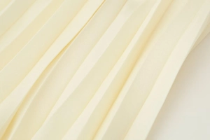 Gros plan sur la texture du tissu plissé de haute qualité avec un subtil éclat perlé
