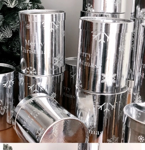 Détail de boîtes cadeaux cylindriques argentées avec motifs festifs de flocons de neige