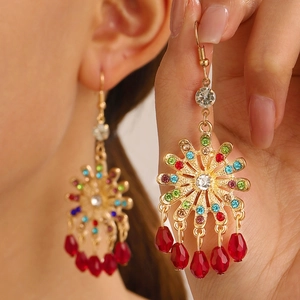 Orecchini bohémien a fiore con strass multicolori e gocce di cristallo rosso rubino