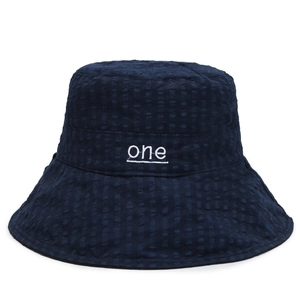 Chapeau de soleil en seersucker bleu marine avec broderie blanche pour femme